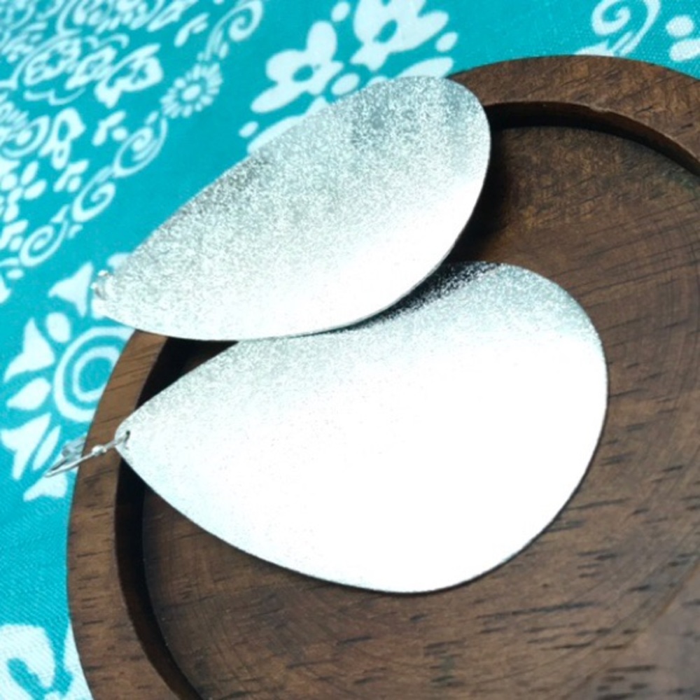 NEW๐๐BIG BOLD SHIMMER TEAR DROPS ๐๐LOVE SILVER - Picture 4 of 5